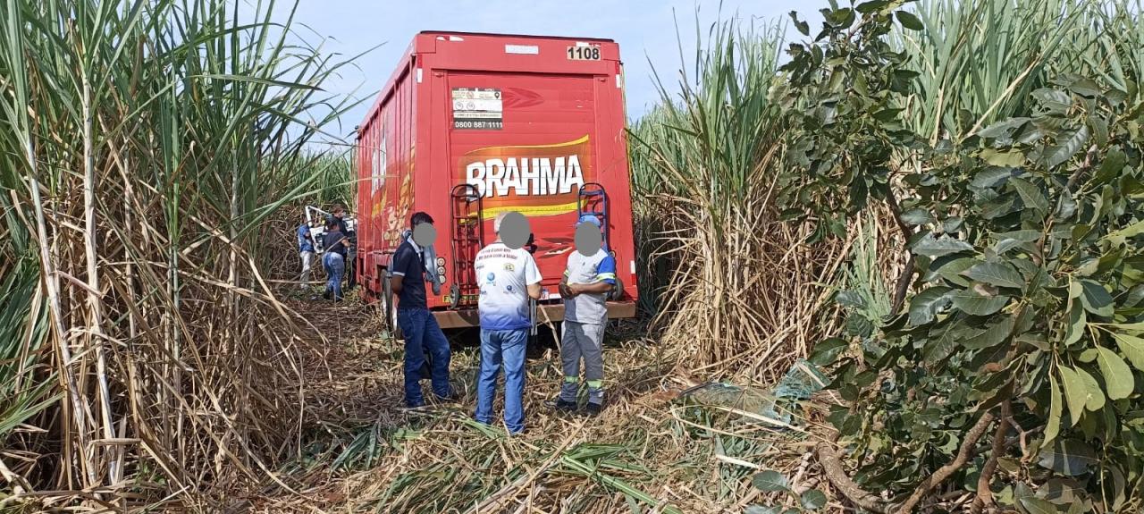 Foto 2 de 9 — Caminhão de bebidas perde controle e invade canavial de rodovia